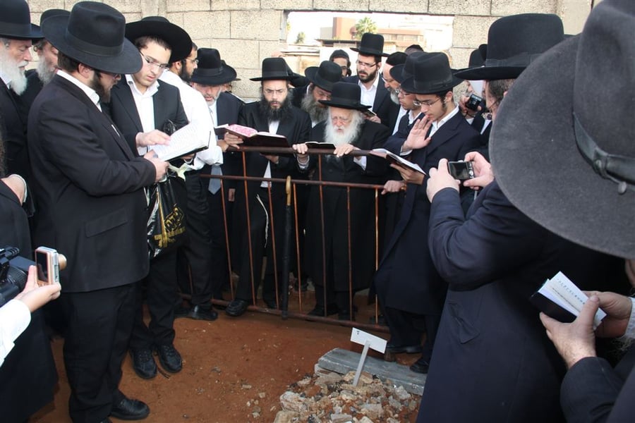 בתום ה'שבעה': מרן הגר"ח קנייבסקי עלה לקבר הרבנית