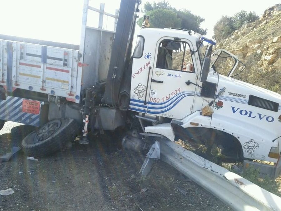 תאונה קשה בין משאית לטנדר: נהג הטנדר נהרג