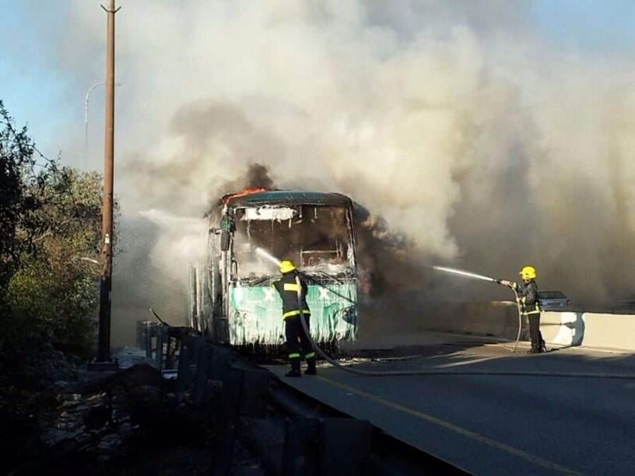 אוטובוס עלה באש בכביש מספר 1; אין נפגעים