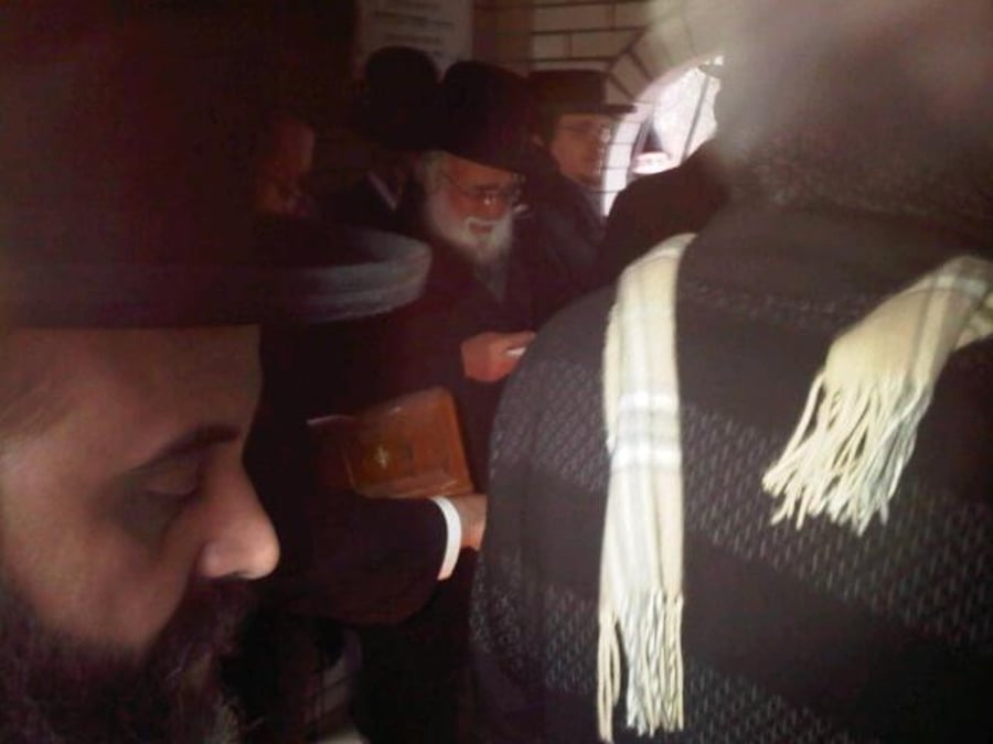 הרב אליעזר קסטנבוים בתפילה על הציון