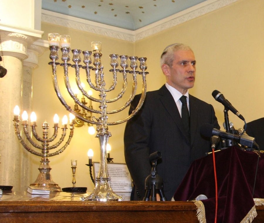 הנשיא נואם לאחר הדלקת הנרות בבית הכנסת
