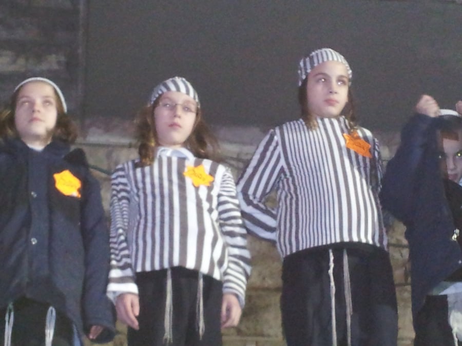 מחאה בכיכר השבת: ילדים במדי מחנות ריכוז וטלאי צהוב