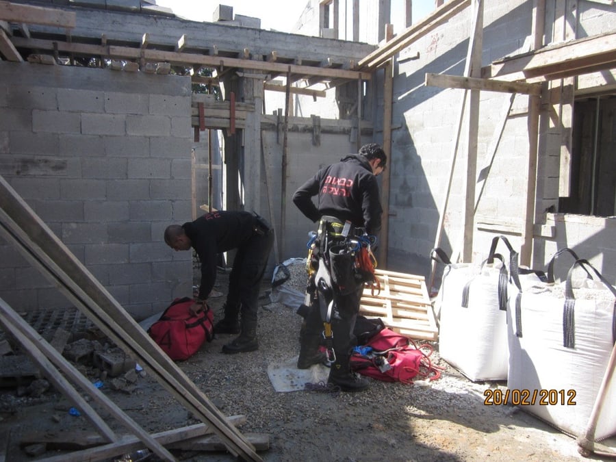 תמונות: קיר קרס, שני פועלים נפצעו