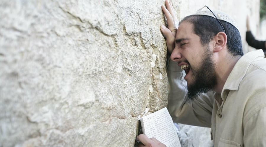 יהודי מתפלל בכותל