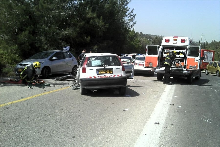תאונה קשה: רכב פרטי התנגש במשאית