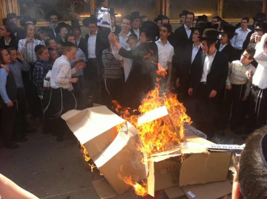 מול ישיבת פוניבז': קיצונים העלו באש את דגל ישראל