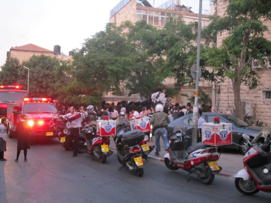 עשרות לכודים חולצו מהבניין הבוער בשכונת מאה שערים