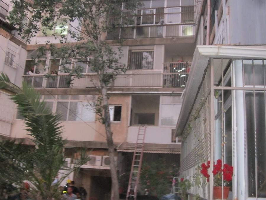 עשרות לכודים חולצו מהבניין הבוער בשכונת מאה שערים