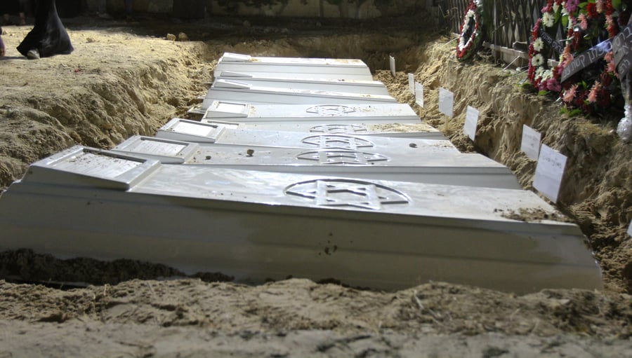 מחזה קורע לב בצפת: שמונה קברים של בני משפחה אחת