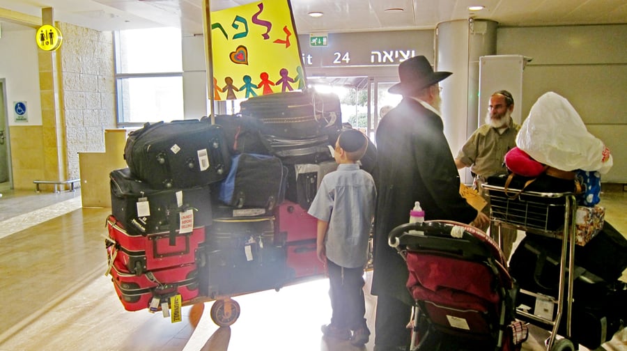 לאחר שנתיים של טיפולים בארה"ב: הילד לייזר גלפרין נחת בישראל