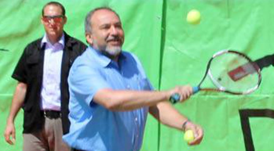 צפו: אביגדור ליברמן משחק טניס בתקוע