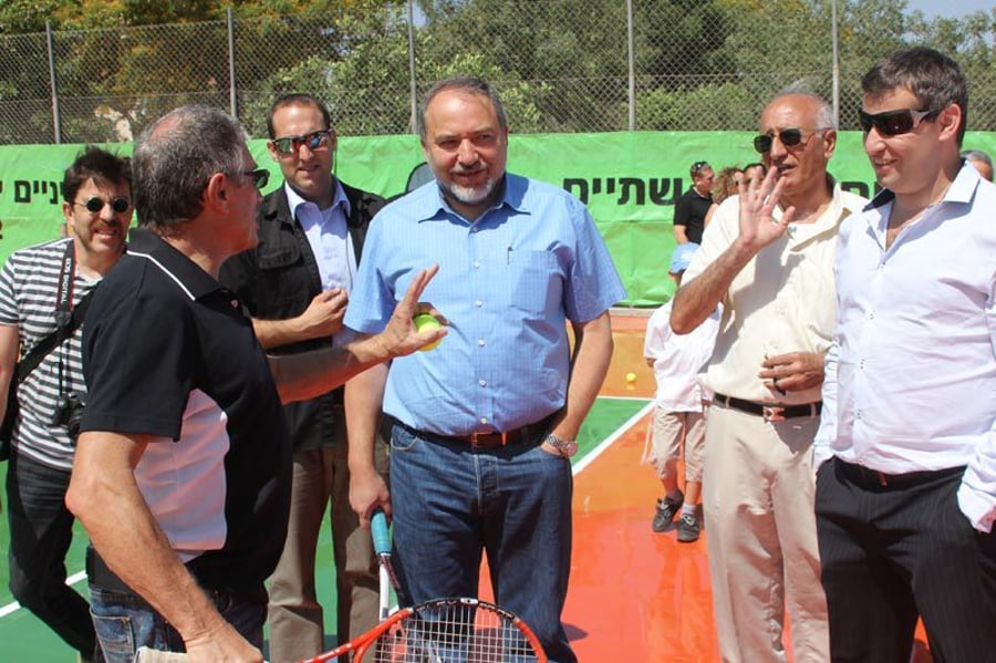 צפו: אביגדור ליברמן משחק טניס בתקוע