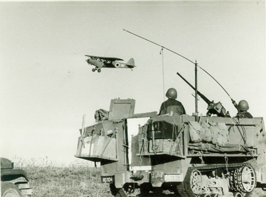 כוחות קרקע של חטיבה 37 על רקע מטוס סיור