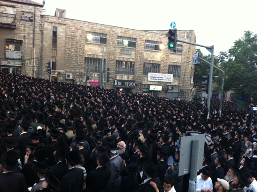 לפנות בוקר: למעלה מרבבת חרדים הפגינו בירושלים נגד גזירת הגיוס