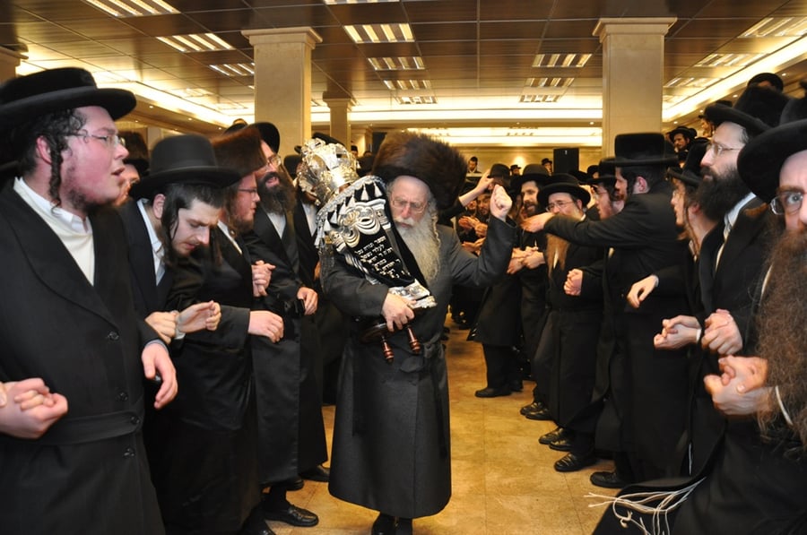 תיעוד: הכנסת ספר תורה לבית כנסת בקרית צאנז בירושלים