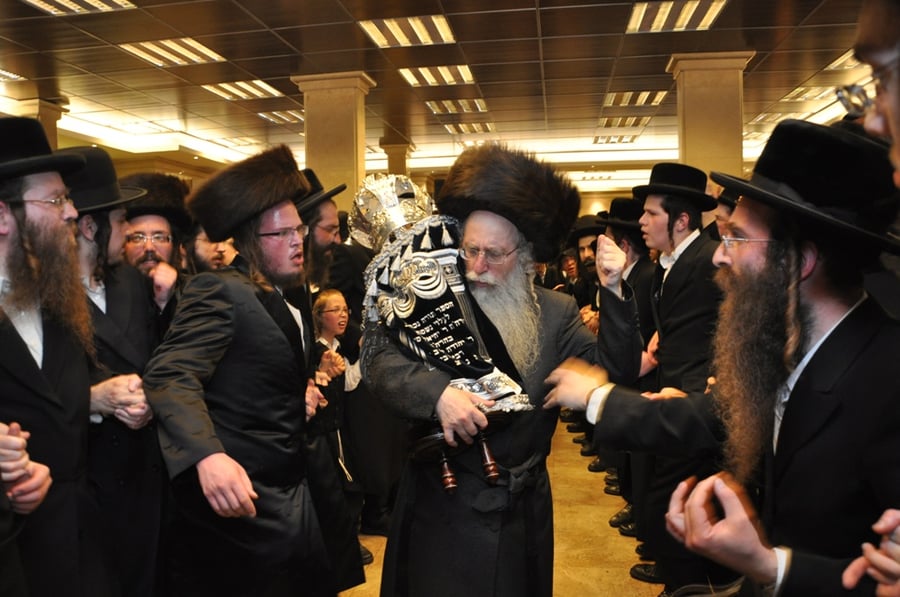 תיעוד: הכנסת ספר תורה לבית כנסת בקרית צאנז בירושלים