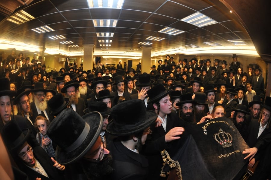 תיעוד: הכנסת ספר תורה לבית כנסת בקרית צאנז בירושלים