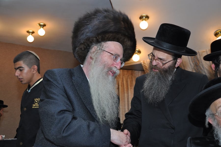 תיעוד: הכנסת ספר תורה לבית כנסת בקרית צאנז בירושלים