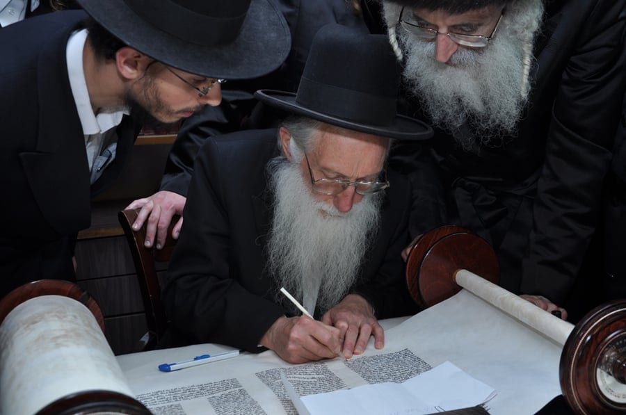 תיעוד: הכנסת ספר תורה לבית כנסת בקרית צאנז בירושלים