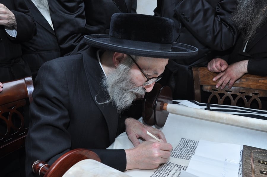 תיעוד: הכנסת ספר תורה לבית כנסת בקרית צאנז בירושלים