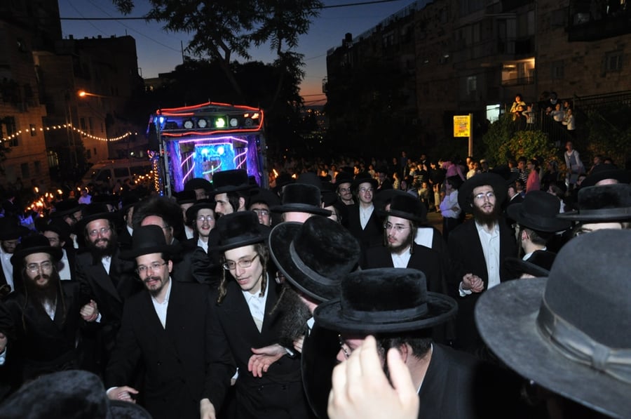תיעוד: הכנסת ספר תורה לבית כנסת בקרית צאנז בירושלים
