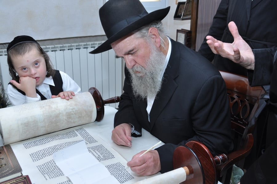 תיעוד: הכנסת ספר תורה לבית כנסת בקרית צאנז בירושלים