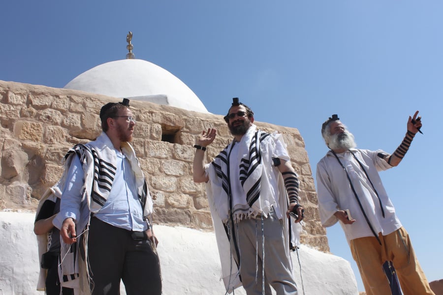גלריה: אברכים חרדים בכאפיות ביקרו בקבר אהרן הכהן בירדן