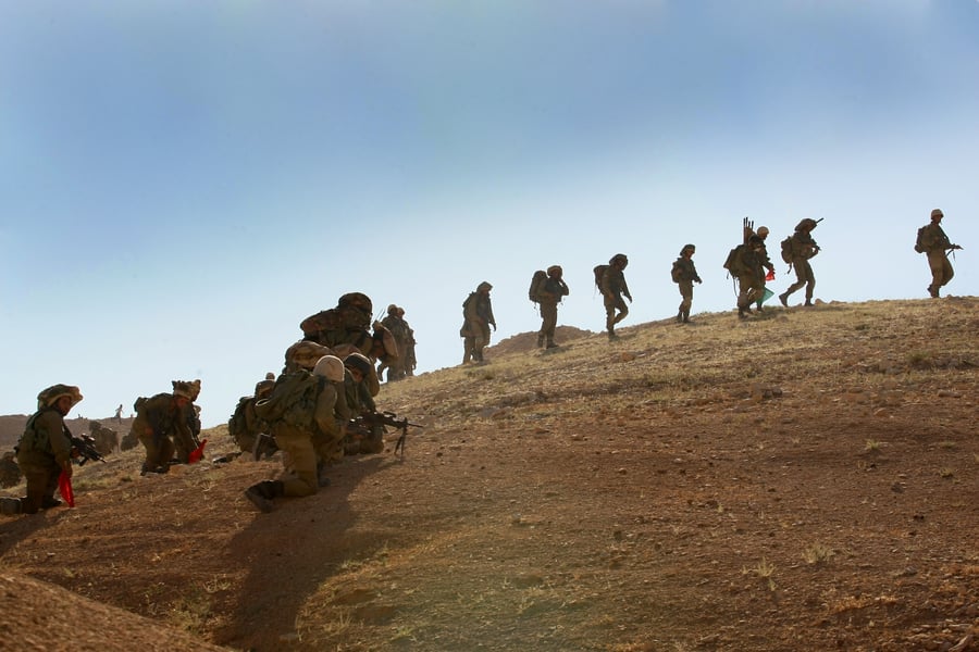 מתכוננים למלחמה: חיילים באימון במדבר יהודה