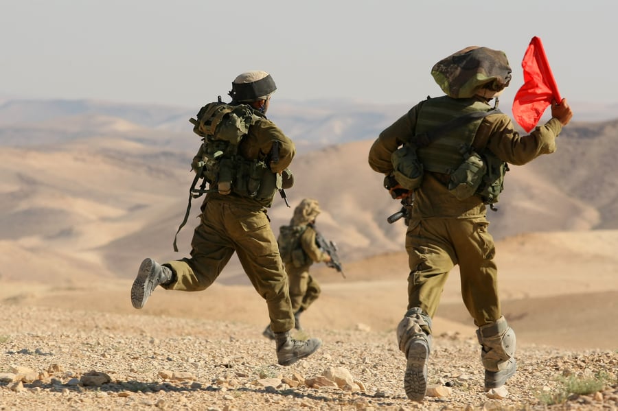 מתכוננים למלחמה: חיילים באימון במדבר יהודה