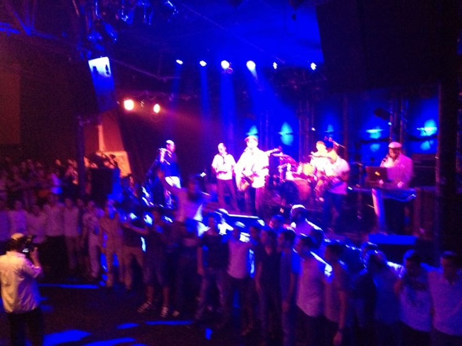 צפו: במועדון הבארבי בתל אביב רקדו עם התורה