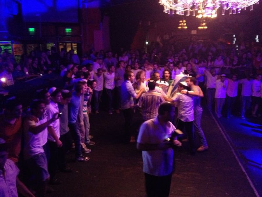 צפו: במועדון הבארבי בתל אביב רקדו עם התורה