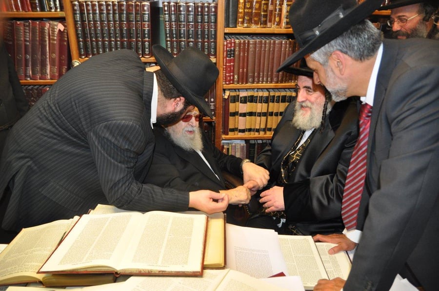 ביקור מפתיע: האדמו"ר מויז'ניץ אצל הרב עובדיה