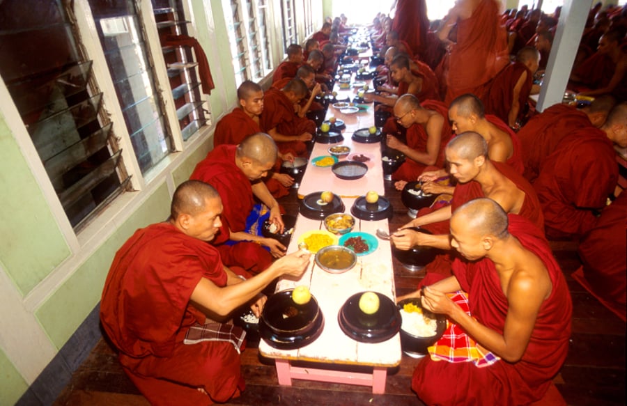 נזירים בורמזים בארוחה מסורתית