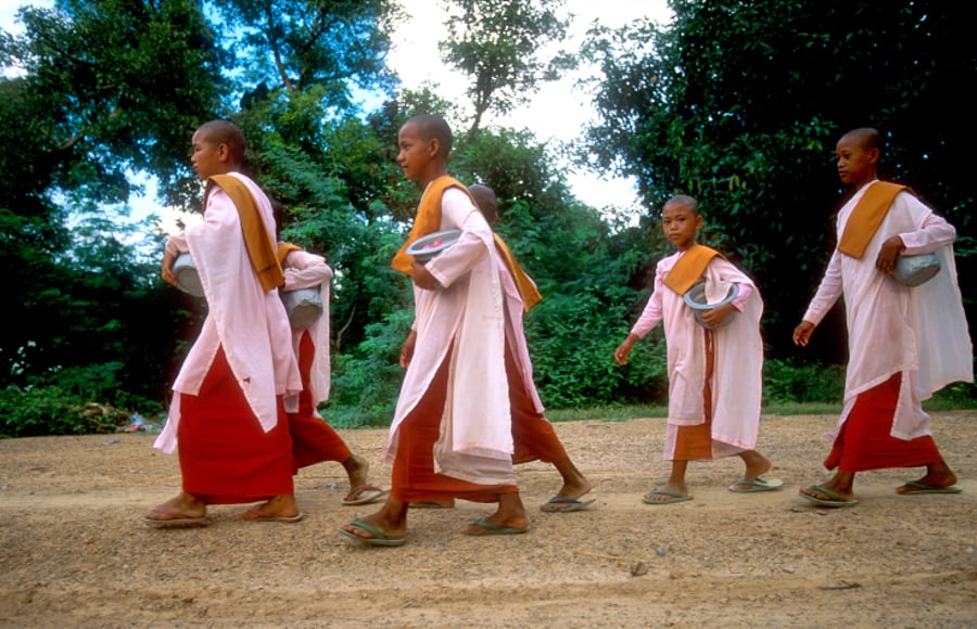 ילדים בלבוש מסורתי סמוך למקדש מינגון. מיאנמר