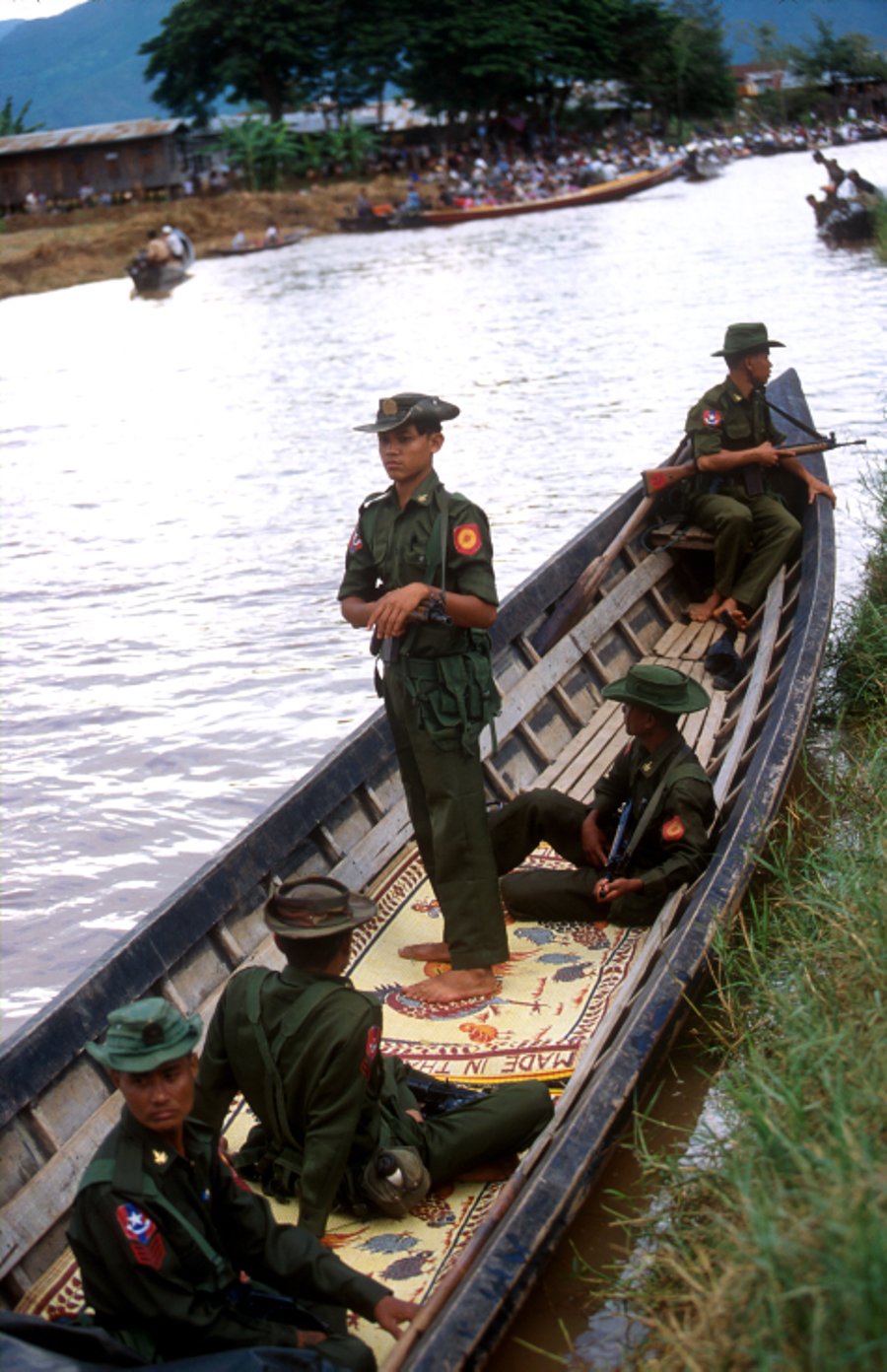שוטרים בסירות המסורתיות. אגם איניה