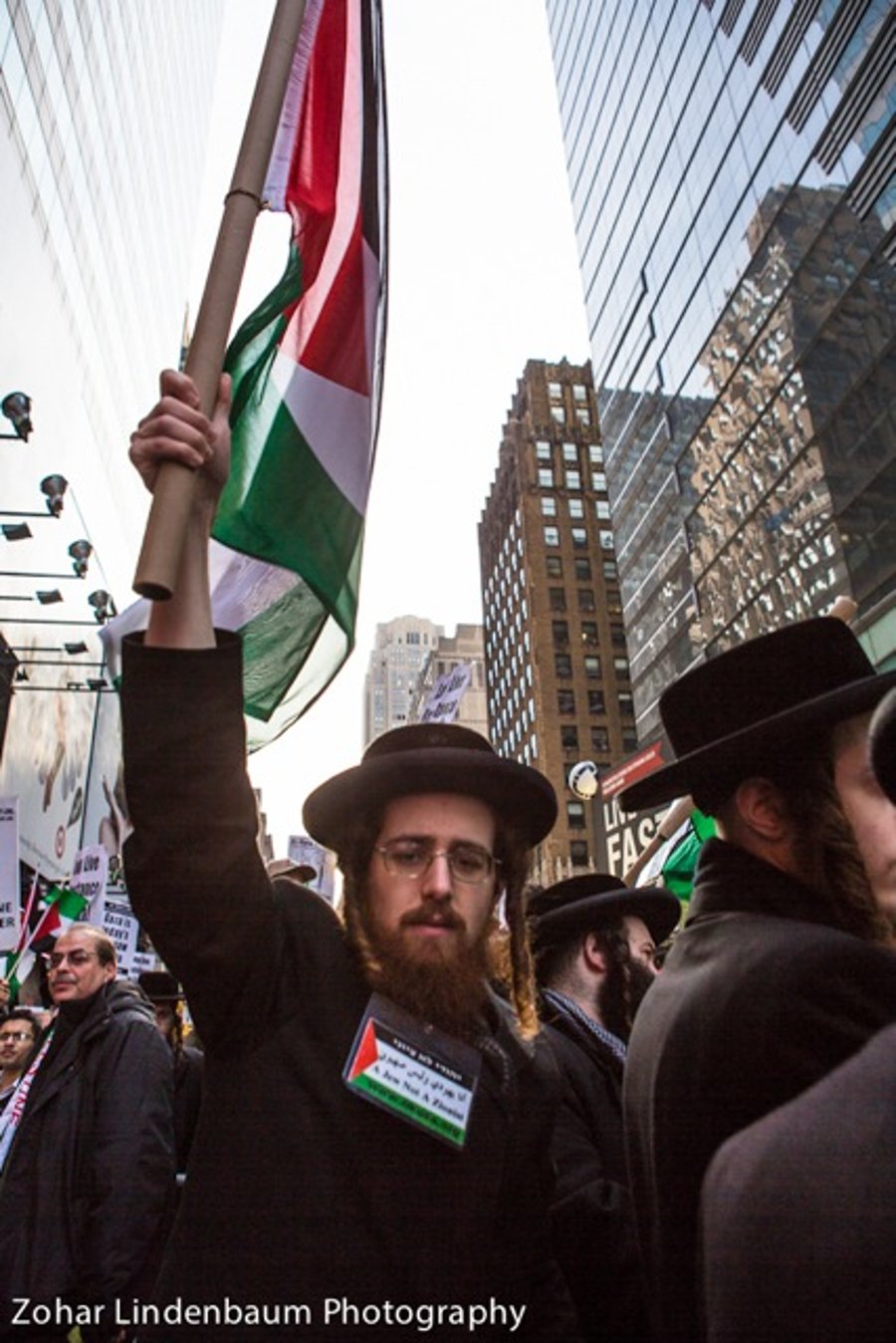 חסידי סאטמר מניפים דגל פלסטין בניו יורק