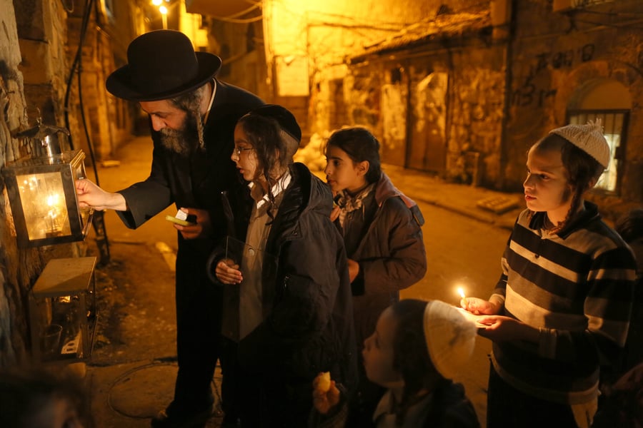 תיעוד מרהיב: נר חמישי של חנוכה בירושלים