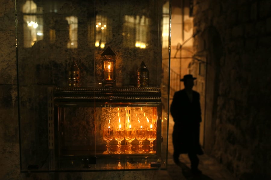 תיעוד מרהיב: נר חמישי של חנוכה בירושלים