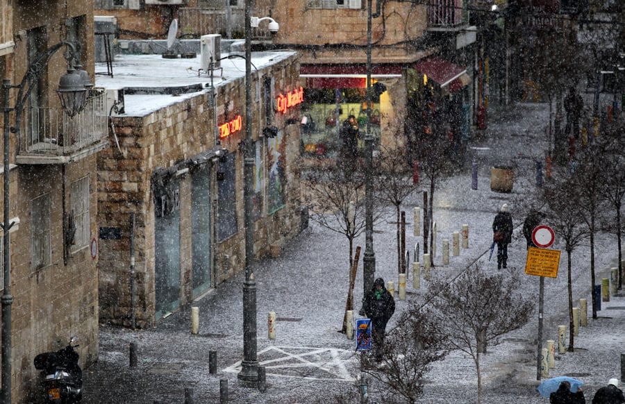 אורח לבן בירושלים: שלג קל יורד בבירת ישראל