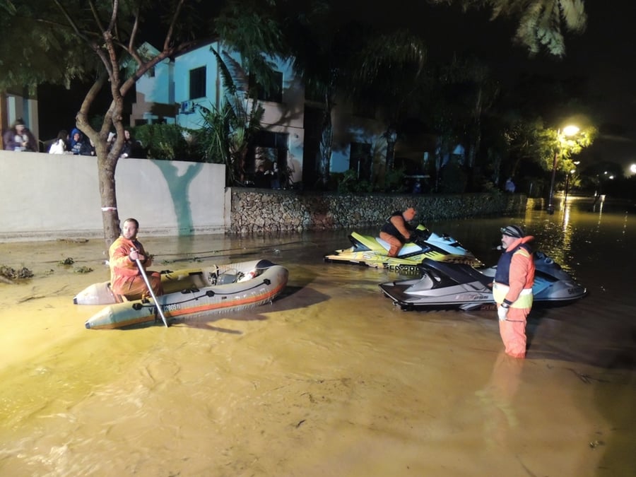 תיעוד: התושבים נתקעו בשיטפון, זק"א סייע בחילוץ