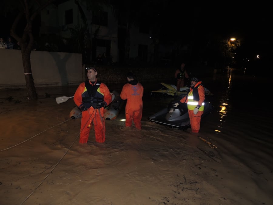 תיעוד: התושבים נתקעו בשיטפון, זק"א סייע בחילוץ