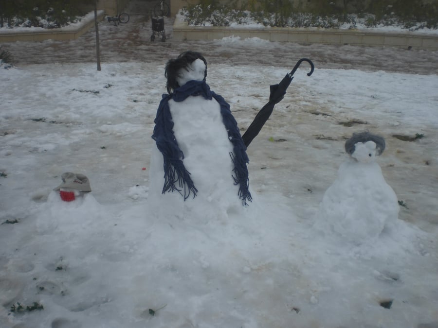 בביתר השקיעו ופיסלו דמויות בשלג