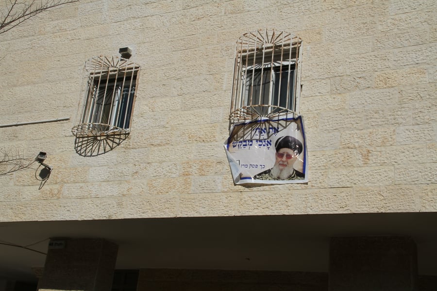 תיעוד: שלטי תנועת ש"ס נתלו על בית הרב עובדיה