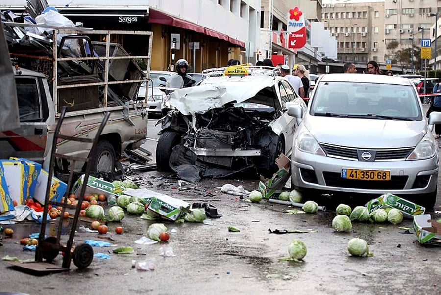 תאונה בתל אביב: 2 נפצעו, עשרות ירקות ניזוקו