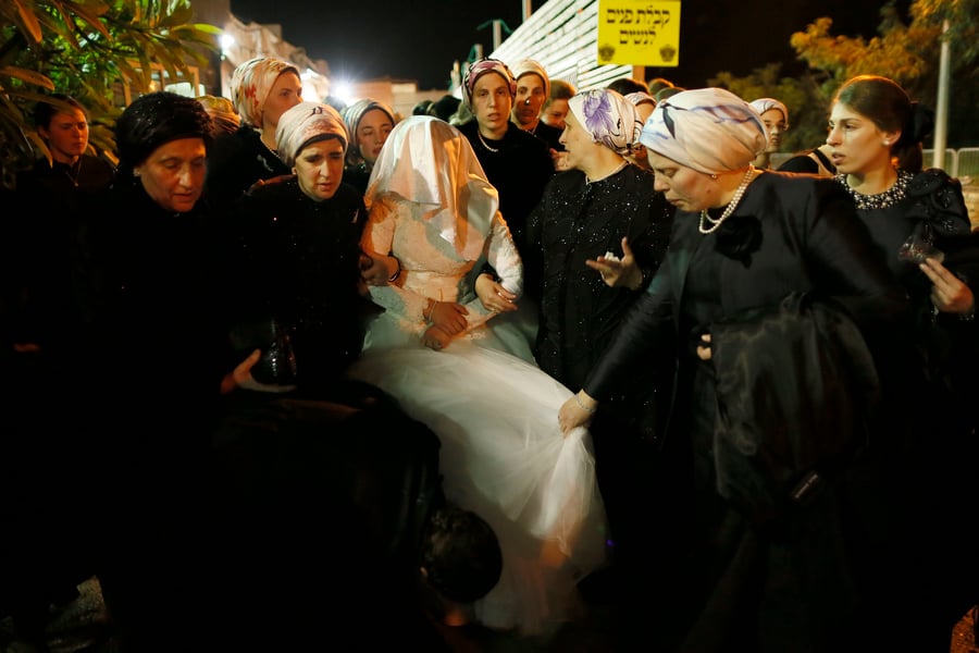 צפו: אלפי חסידי סאטמר בחתונת נכדת האדמו"ר