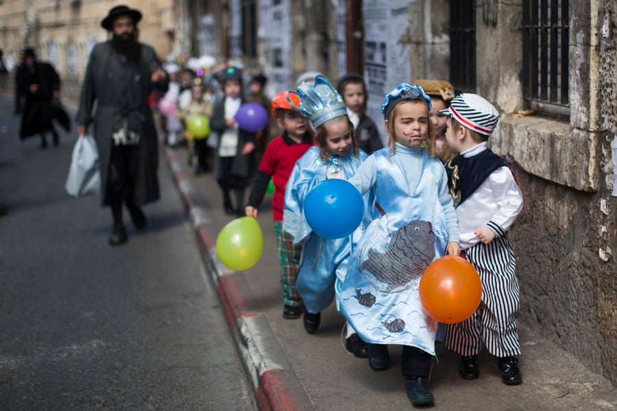 תיעוד מרהיב: ילדי ירושלים וביתר עילית מחופשים