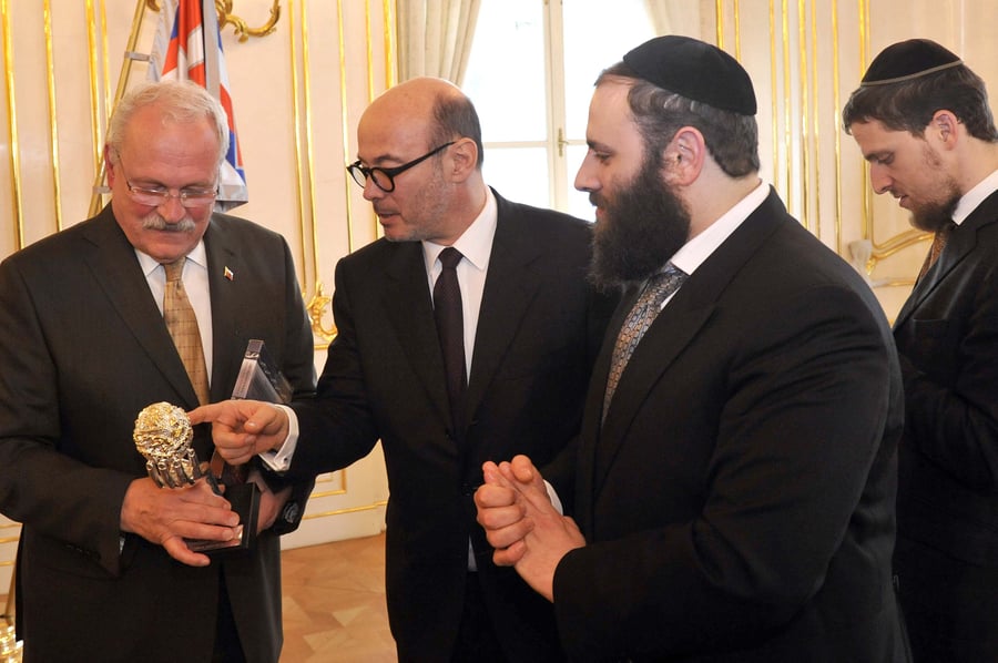 בכירי המשלחת מעניקים לנשיא את 'יד ירושלים'