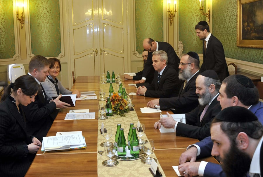 פגישת המשלחת עם ראש ממשלת סלובקיה רוברט פיצו