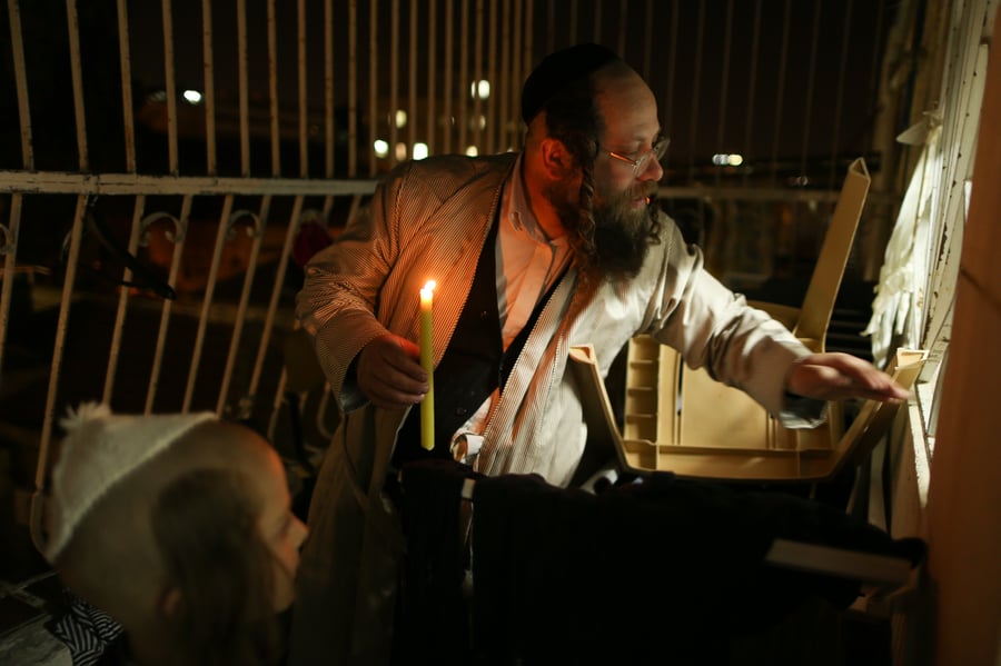 ערב חג הפסח: בדיקת חמץ בירושלים • גלריה