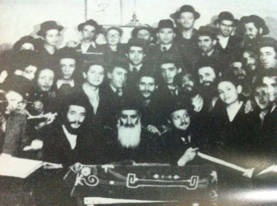הרב מויז'ניץ עם צעירים יהודיים לאחר השואה